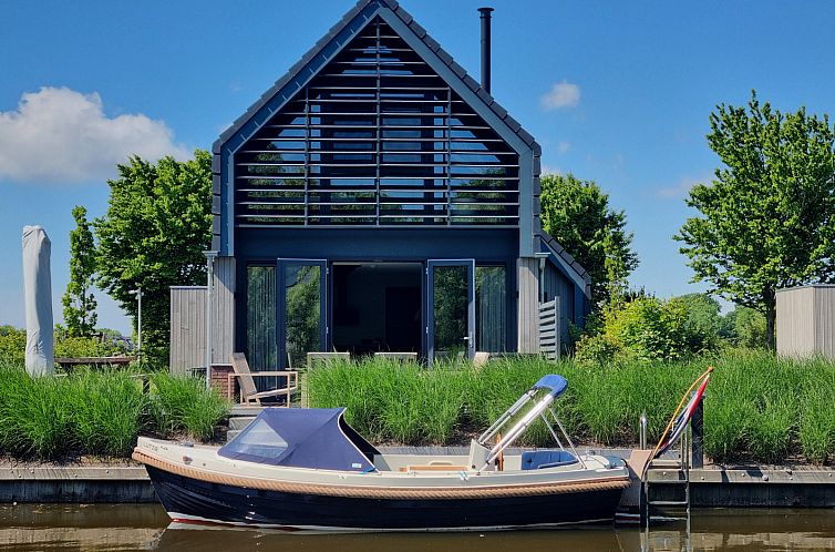 Vakantiehuis FR173 in Balk, Slotermeer, met moderne architectuur en aanlegsteiger aan de Friese meren.