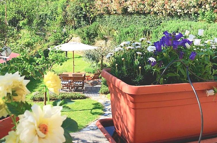 Appartement Wohnung mit privatem Garten in Villa