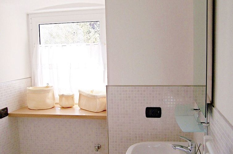 Appartement Wohnung mit privatem Garten in Villa