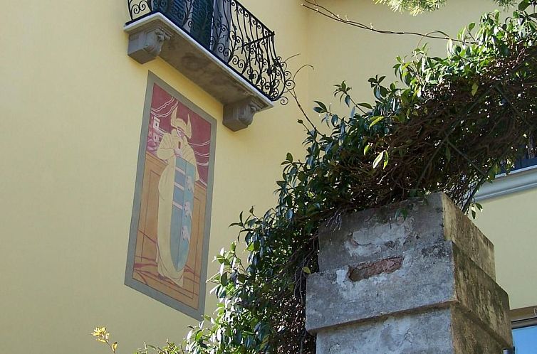 Appartement Wohnung mit privatem Garten in Villa