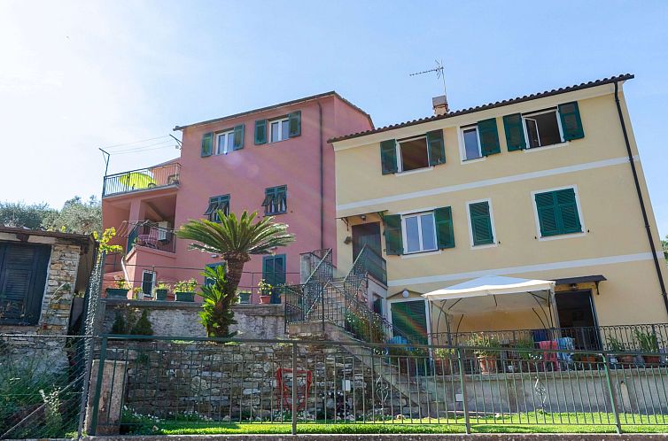 Appartement Wohnung im zweiten Stock mit Parkplatz und Garte