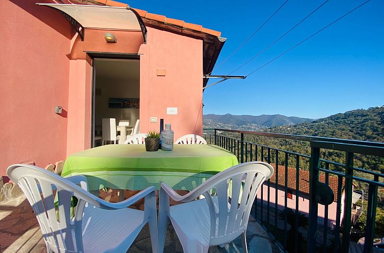 Appartement Wohnung im zweiten Stock mit Parkplatz und Garte