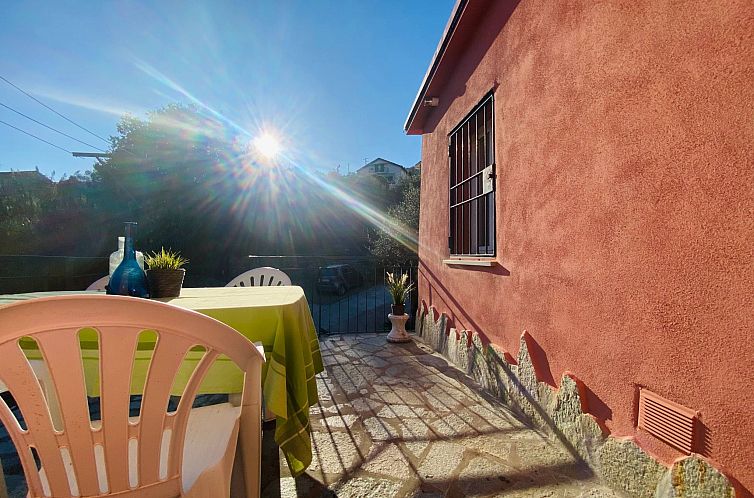 Appartement Wohnung im zweiten Stock mit Parkplatz und Garte