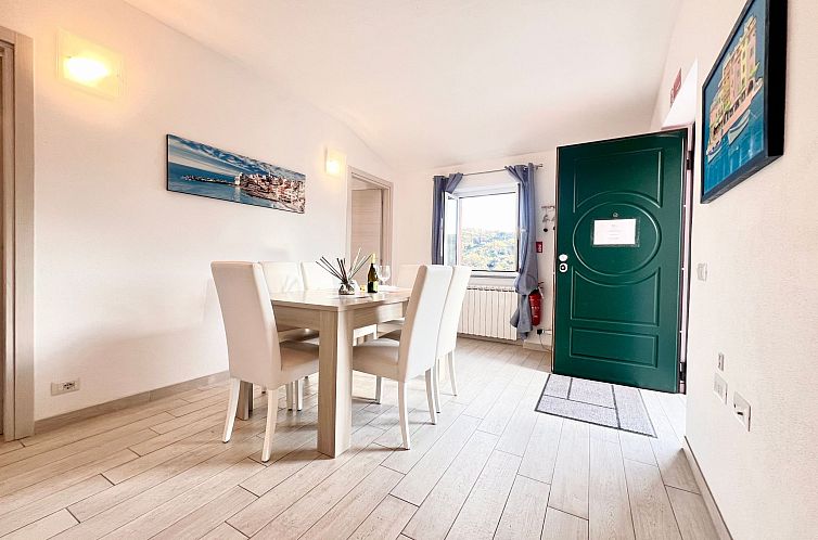 Appartement Wohnung im zweiten Stock mit Parkplatz und Garte