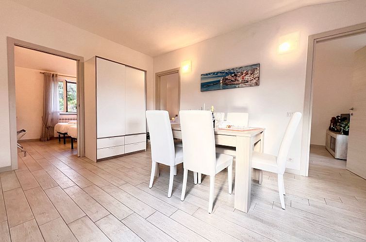 Appartement Wohnung im zweiten Stock mit Parkplatz und Garte