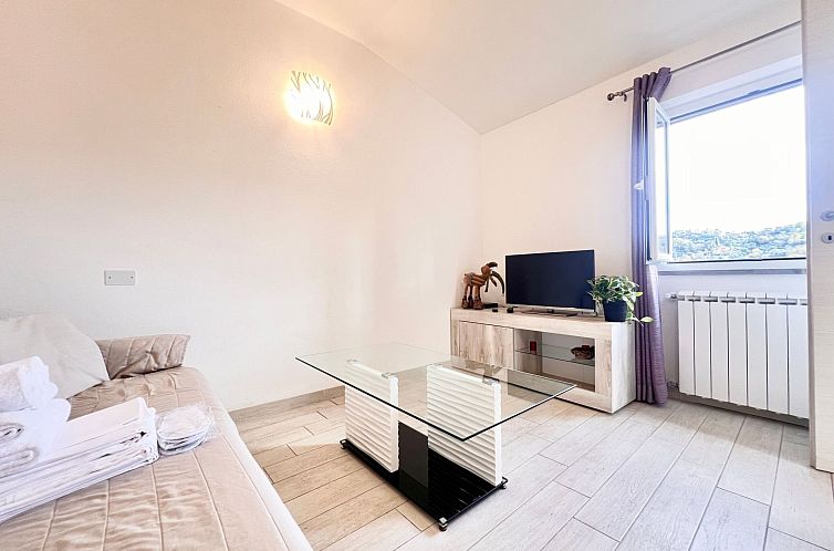 Appartement Wohnung im zweiten Stock mit Parkplatz und Garte