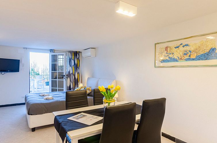 Appartement Einzimmerwohnung mit Terrasse und Blick auf den 