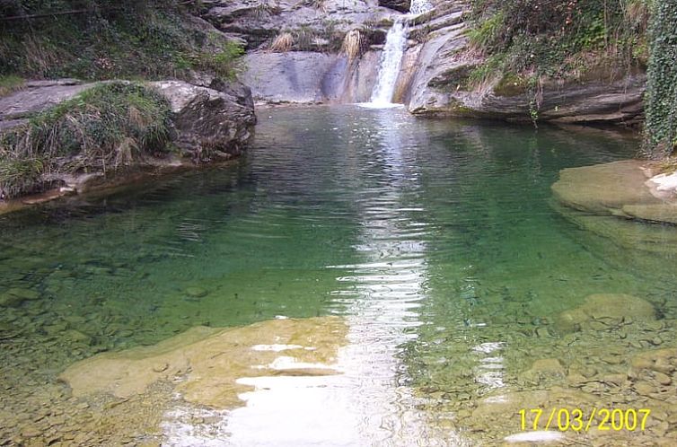 Vakantiehuis in Genova, Italie, biedt een serene waterval in de natuurlijke omgeving van Ligurie.