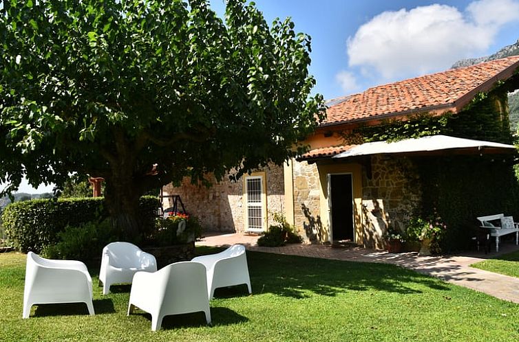 Geniet van de serene omgeving bij Huisje in Giungano, een charmant verblijf in Napels, Italie.