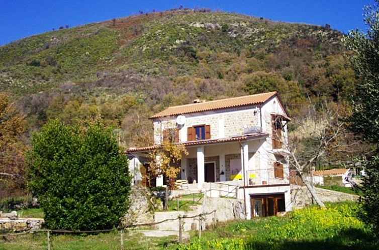 Vacation home Cottage in Retara in Naples, Italy, with beautiful views of green hills and serene surroundings.