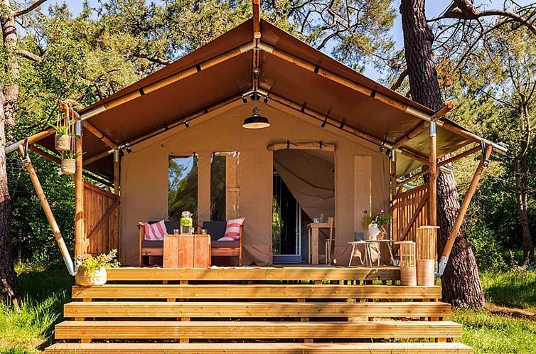 Co+ 27 Lodges in Dochamps, Ardennen biedt een charmante glamping lodge met veranda omgeven door de natuur van Luxemburg, Belgie.
