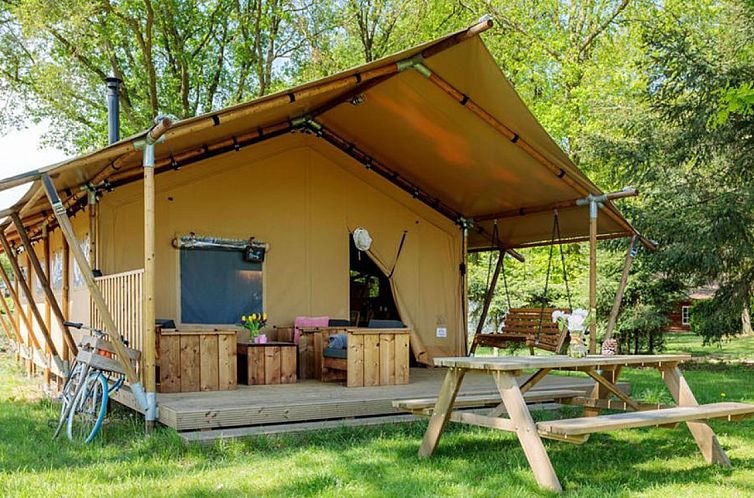 Sunshine 49 tenthuis in Dochamps, Ardennen, Belgie, met veranda en picknicktafel te midden van groene natuur.