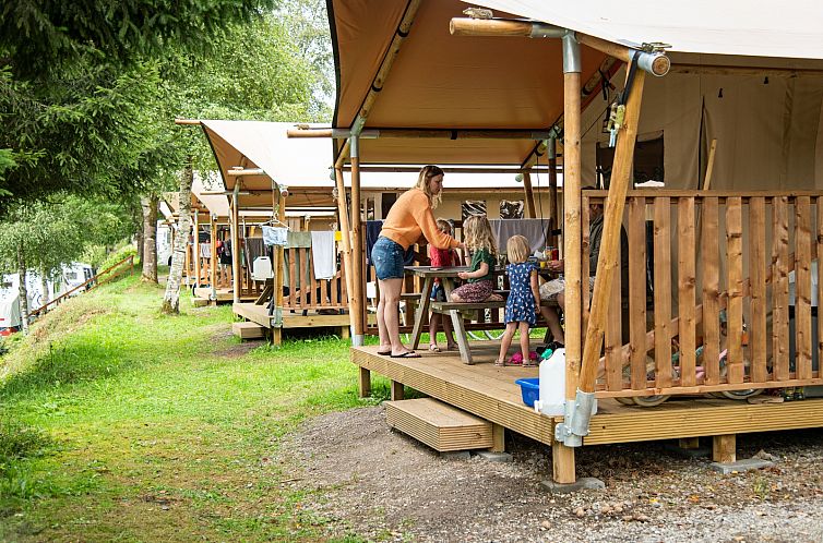 Gezellige Safaritent in Dochamps, Ardennen, ideaal voor glamping met gezin, genietend van de natuur op het terras.