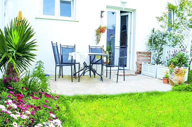 Appartement mit privatem Garten, Meerblick und Gemeinschafts