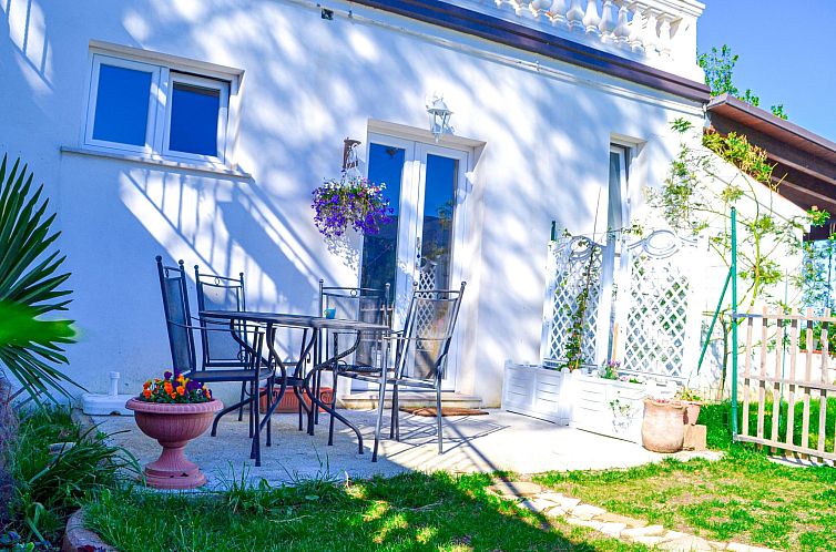 Appartement mit privatem Garten, Meerblick und Gemeinschafts