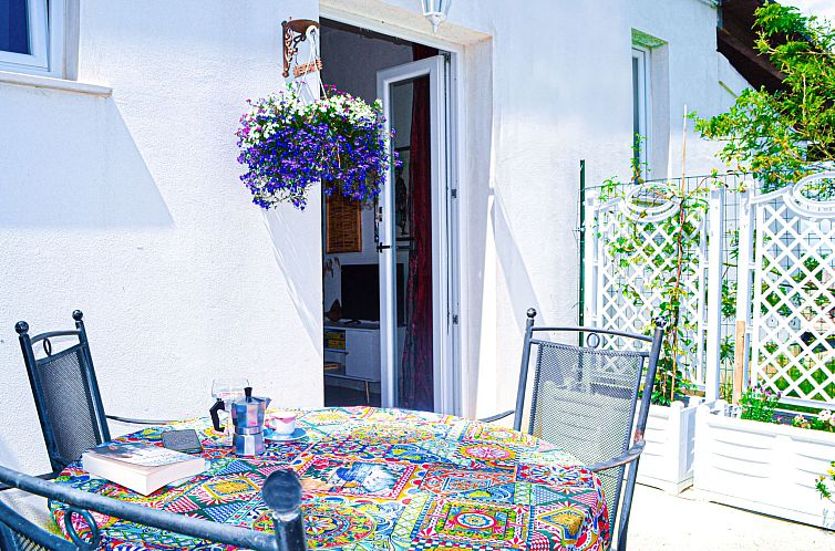 Appartement mit privatem Garten, Meerblick und Gemeinschafts