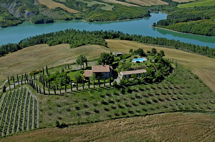 Rustikale Unterkunft Podere Tina in Trevinano, Latium, mit herrlichem Blick auf die umliegende Landschaft und den See.