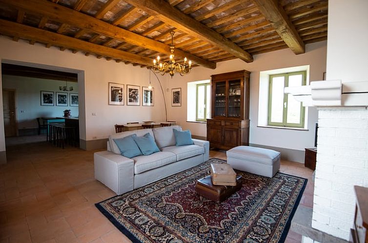 Gemuetliche Einrichtung des Ferienhauses in Acquapendente, Italien. Entspannen Sie sich in einer charmanten Umgebung mit authentischen Details.