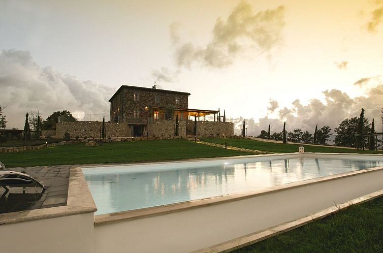 Vakantiehuis Villa mit Infinity-Pool