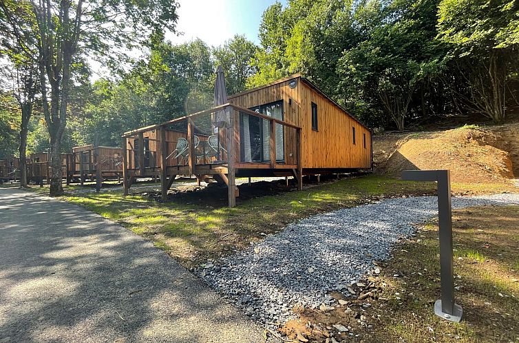 Eco Lodge in Houffalize, Ardennen: charmantes Ferienhaus mit Holzterrasse inmitten der Natur.
