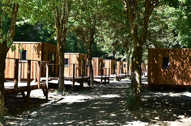 Ecolodge in Houffalize, Ardennen biedt een rustieke glamping ervaring te midden van weelderige natuur en serene houten lodges.