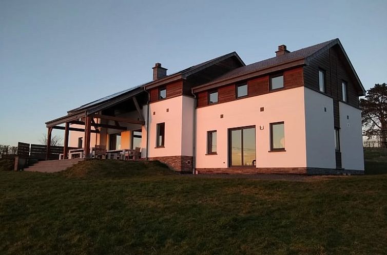 Vakantiehuis in Houffalize in de Ardennen biedt een prachtig uitzicht vanaf het terras, perfect voor een ontspannen verblijf in Luxemburg, Belgie.