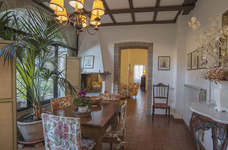 Appartement Komfortable Unterkunft in einem Schloss, Schwimm