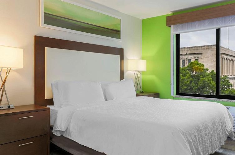 Holiday Inn Express Hotel & Suites Fort Worth Downtown, an I