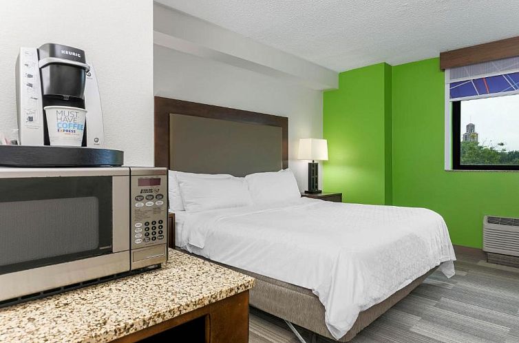 Holiday Inn Express Hotel & Suites Fort Worth Downtown, an I