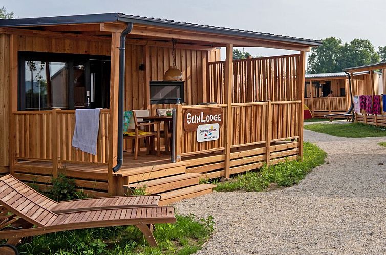 Entspannen Sie sich auf der Terrasse der SunLodge BigLeaf, einer stimmungsvollen Ferienunterkunft im malerischen Rom, Italien.