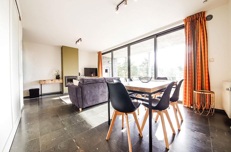 Stijlvolle woonkamer in Castelgolf vakantiehuis, Barvaux, Ardennen, Belgie, met moderne inrichting en uitzicht op de natuur.