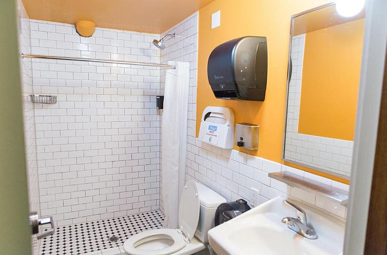 HI - Seattle Hostel at the American Hotel