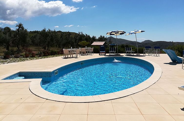 Vakantiehuis Angenehmes Haus in Itri mit überdachtem Innenh