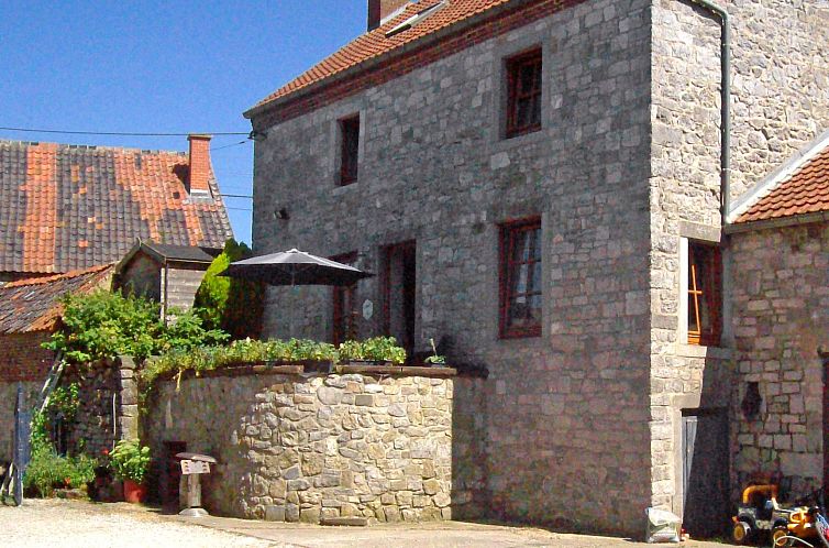 Ferienhaus La Bastide in Thy-le-Bauduin, Ardennen, Belgien, mit rustikaler Steinfassade und sonniger Terrasse.