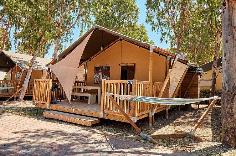Glamping im Outback-Zelthaus, Alghero, Sardinien, mit geraeumiger Veranda und friedlicher Waldumgebung.