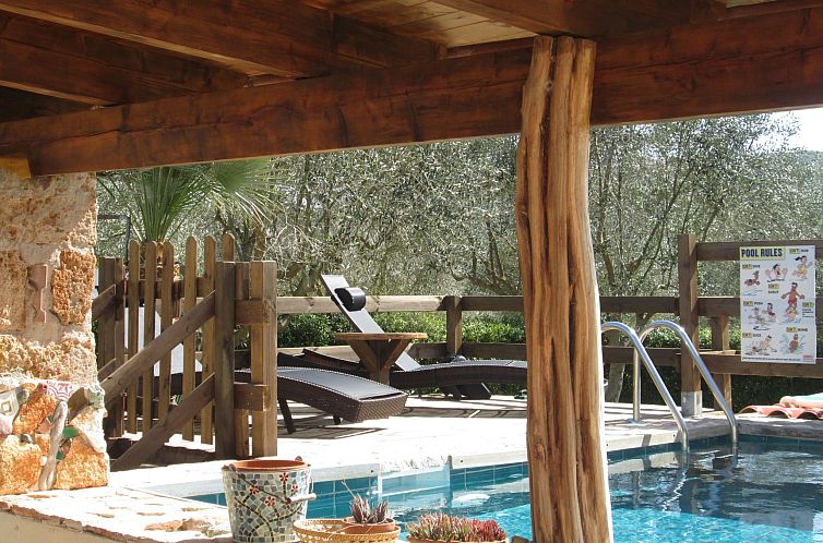 Vakantiehuis Rustikale Villa mit Steinpool