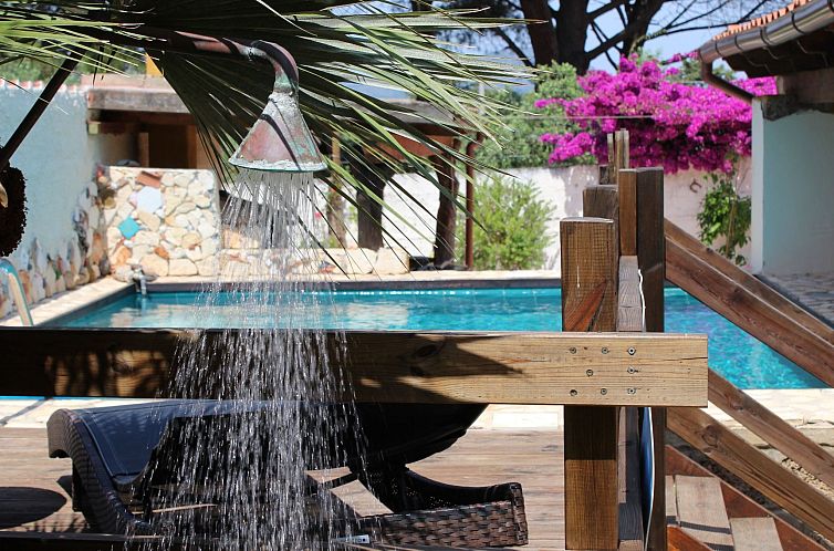 Vakantiehuis Rustikale Villa mit Steinpool