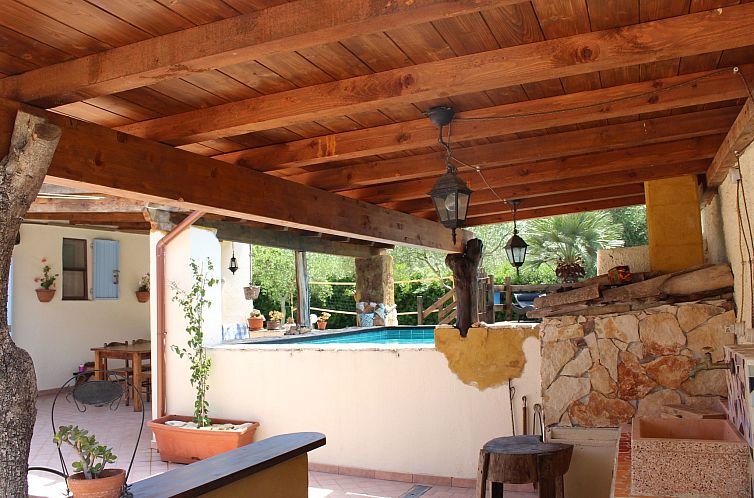 Vakantiehuis Rustikale Villa mit Steinpool