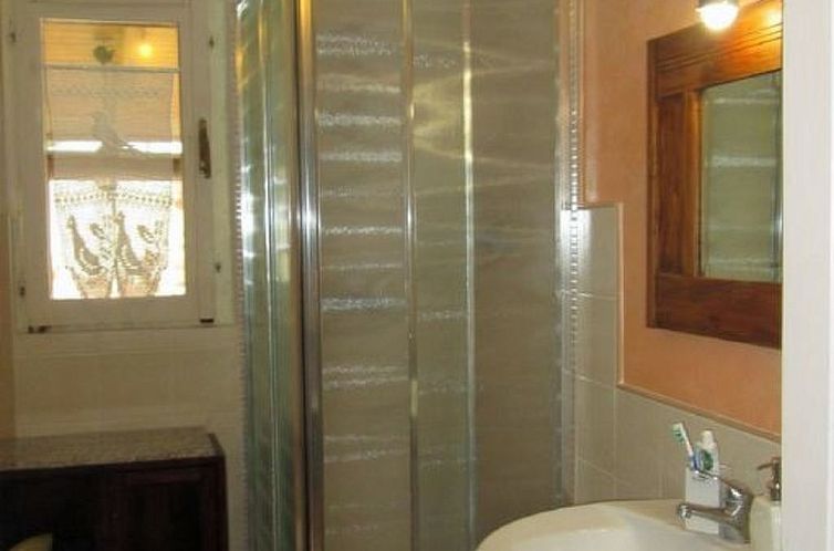 Vakantiehuis Rustikale Villa mit Steinpool