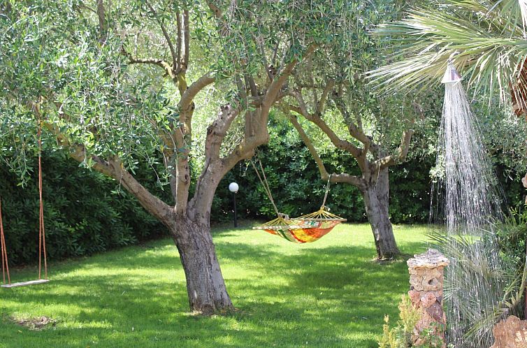 Vakantiehuis Rustikale Villa mit Steinpool