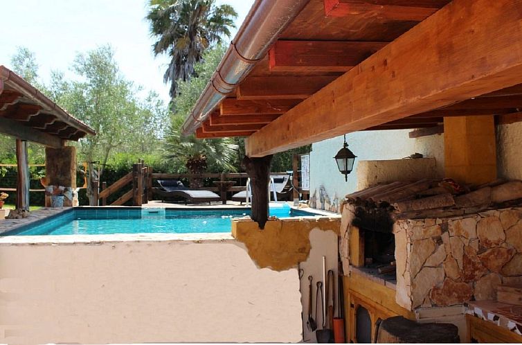 Vakantiehuis Rustikale Villa mit Steinpool