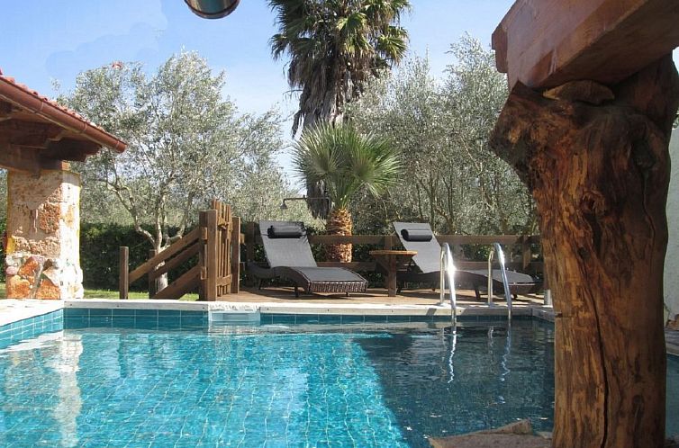Vakantiehuis Rustikale Villa mit Steinpool