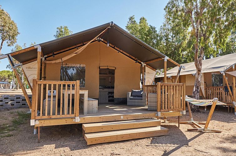 Ruime safaritent Outback in Cannigione, Italie, met comfortabel terras en omringd door natuur.