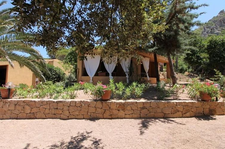 Vakantiehuis in Costa Paradiso mit Terrasse und Grill