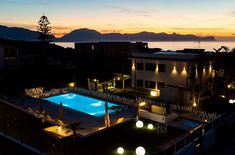 Appartement Lila Wohnung mit Schwimmbad und Meerblick