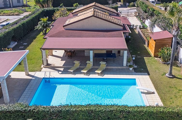Vakantiehuis Sterlizia, Villa mit Pool in Meeresnähe