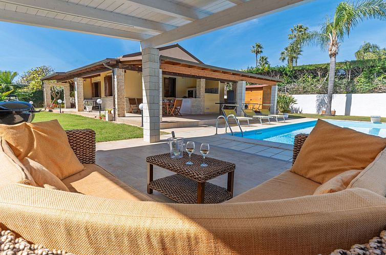 Vakantiehuis Sterlizia, Villa mit Pool in Meeresnähe