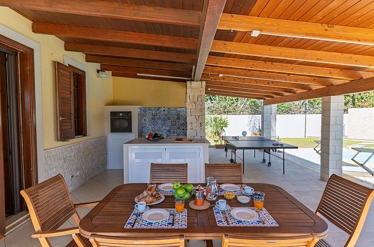 Vakantiehuis Sterlizia, Villa mit Pool in Meeresnähe