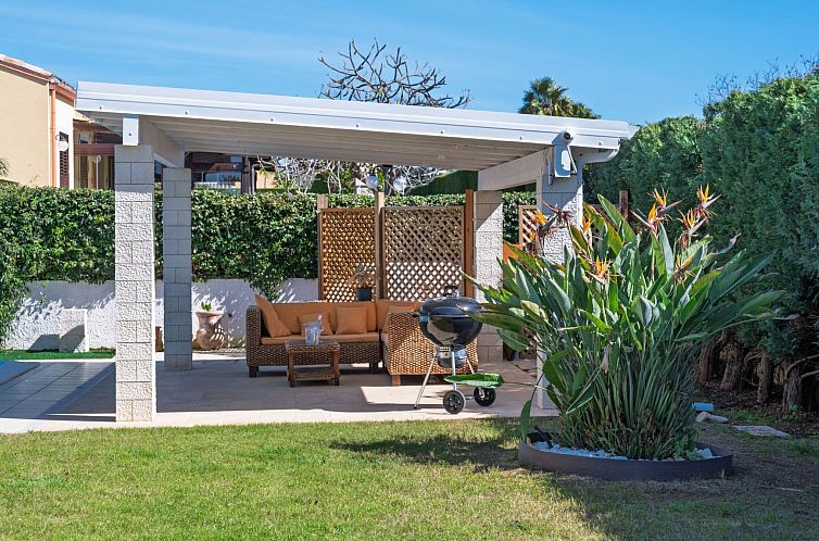 Vakantiehuis Sterlizia, Villa mit Pool in Meeresnähe