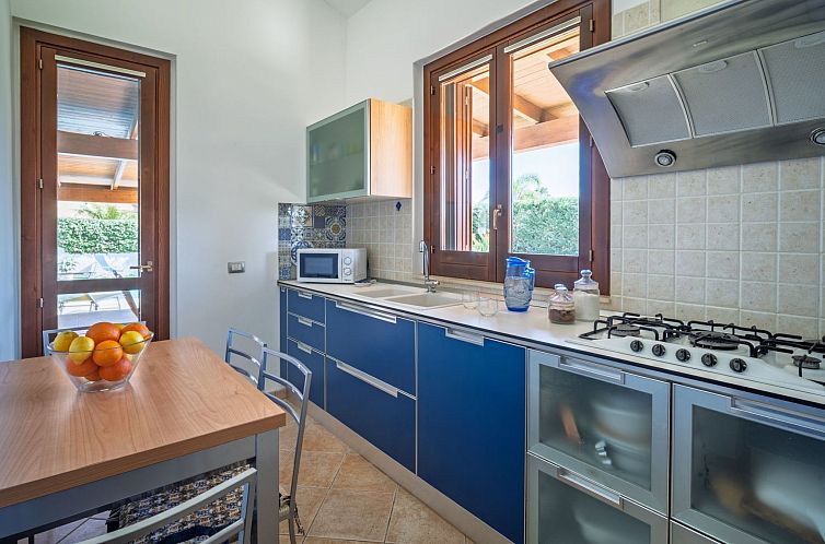 Vakantiehuis Sterlizia, Villa mit Pool in Meeresnähe